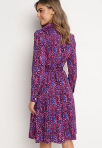 Born2be - Fuksjowo-Granatowa Sukienka Koszulowa Wiązana w Pasie Macedonia. Kolor: różowy. Materiał: materiał. Długość rękawa: długi rękaw. Wzór: nadruk. Typ sukienki: koszulowe. Styl: elegancki. Długość: midi #4