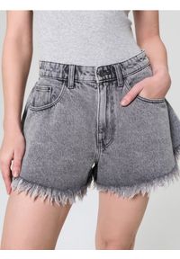 Sinsay - Szorty jeansowe high waist postrzępioną nogawką - szary. Stan: podwyższony. Kolor: szary. Materiał: jeans