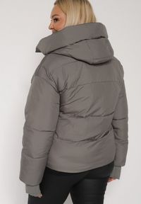 Born2be - Szara Pikowana Krótka Kurtka z Nieodpinanym Kapturem i Ozdobnymi Tasiemkami Mevannia. Okazja: na co dzień. Kolor: szary. Materiał: jeans. Długość: krótkie. Styl: casual #4