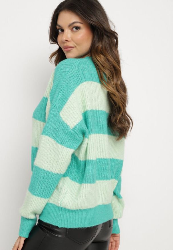 Born2be - Zielony Sweter w Pasy z Wełną Zakończony Ściągaczem Tiaelle. Okazja: na co dzień, na spotkanie biznesowe. Kolor: zielony. Materiał: wełna. Styl: klasyczny, biznesowy, casual