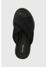 Calvin Klein klapki BUBBLE SLIDE - WOVEN damskie kolor czarny na platformie HW0HW01468. Kolor: czarny. Materiał: skóra, materiał. Wzór: gładki. Obcas: na platformie #2
