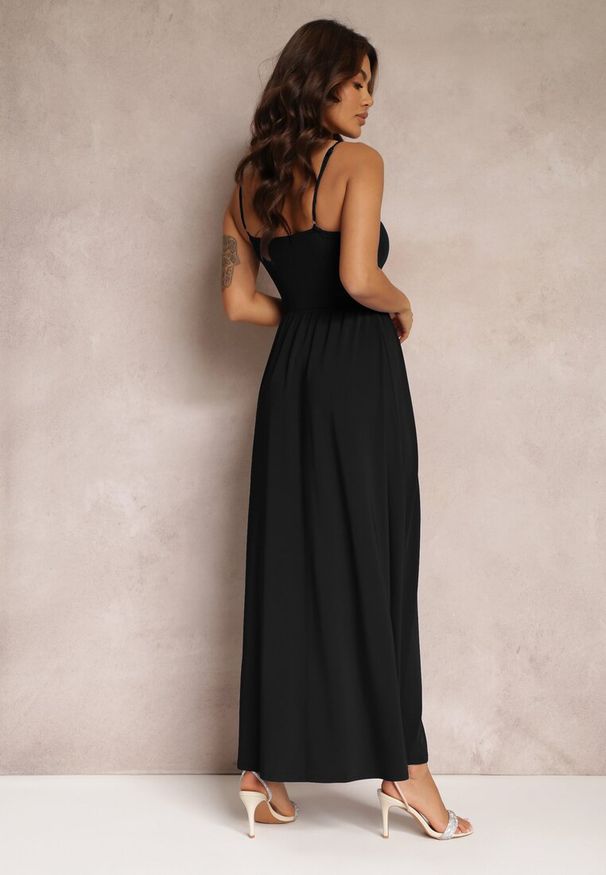 Renee - Czarna Rozkloszowana Sukienka Maxi na Cienkich Ramiączkach z Rozporkiem Weslyn. Kolor: czarny. Długość rękawa: na ramiączkach. Typ sukienki: rozkloszowane. Długość: maxi