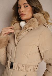 Renee - Ciemnobeżowa Kurtka z Pikowanymi Przeszyciami Mocno Ocieplana z Paskiem i Odpinanym Futerkiem Hedista. Okazja: na co dzień. Kolor: beżowy. Materiał: futro. Styl: elegancki, casual #3