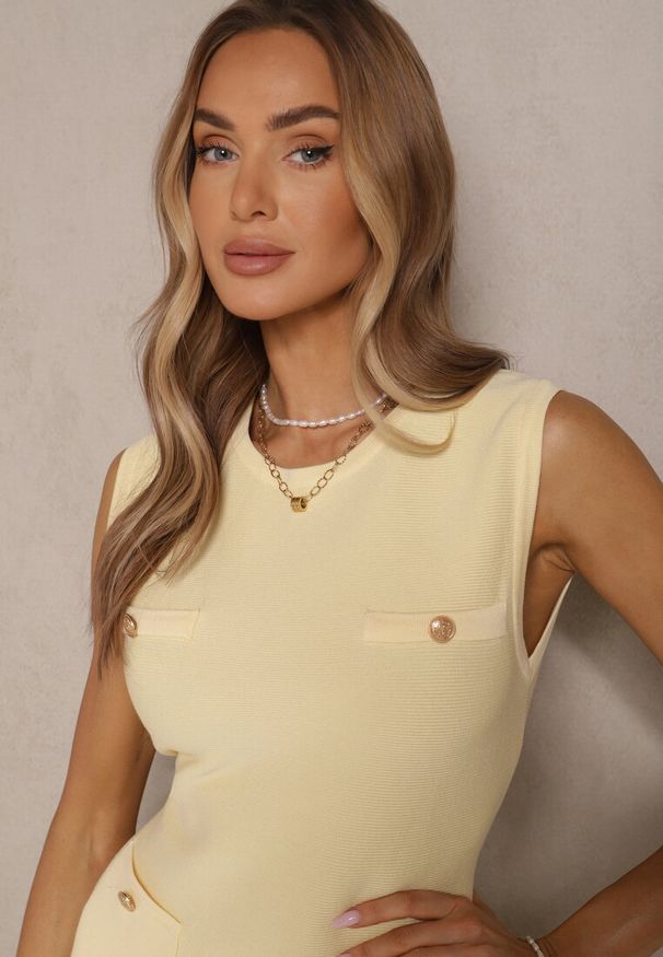 Renee - Żółta Plisowana Sukienka z Dzianiny z Wiskozą Zdobiona Imitacją Kieszeni Raviia. Okazja: na co dzień. Kolor: żółty. Materiał: dzianina, wiskoza. Wzór: aplikacja. Styl: elegancki, casual