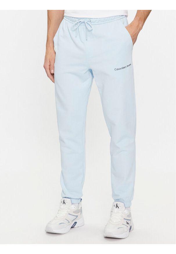 Calvin Klein Jeans Spodnie dresowe Institutional Hwk Pant J30J324739 Błękitny Regular Fit. Kolor: niebieski. Materiał: bawełna