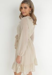 Born2be - Beżowa Sukienka Pronestra. Kolor: beżowy. Materiał: tkanina, materiał. Wzór: gładki. Typ sukienki: kopertowe. Styl: elegancki. Długość: mini #3