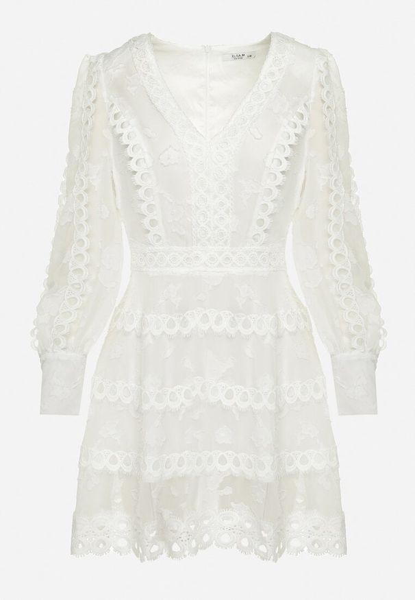 Born2be - Biała Sukienka Mini o Luźnym Kroju z Trójkątnym Dekoltem i Ażurowym Zdobieniem Malachia. Kolor: biały. Materiał: materiał. Długość rękawa: długi rękaw. Wzór: ażurowy, aplikacja. Długość: mini