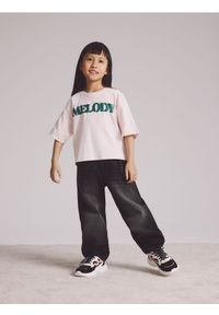 Reserved - Jeansy skater z brelokiem - czarny. Kolor: czarny