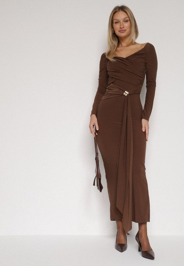 Born2be - Brązowa Dopasowana Sukienka z Ozdobnym Marszczeniem Trenem i Rozcięciem Alutria. Okazja: na ślub cywilny, na wesele. Kolor: brązowy. Typ sukienki: dopasowane