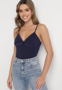 Born2be - Granatowy Bawełniany Top na Ramiączkach z Regulacją Arivion. Typ kołnierza: dekolt w kształcie V. Kolor: niebieski. Materiał: bawełna. Długość rękawa: na ramiączkach. Wzór: gładki #6