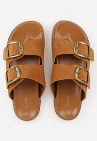 Born2be - Jasnobrązowe Klapki VICES z Dwoma Paskami i Metalicznymi Klamrami Kaliniassi. Nosek buta: otwarty. Kolor: brązowy. Materiał: skóra, zamsz. Wzór: aplikacja. Sezon: lato. Obcas: na obcasie. Wysokość obcasa: niski #6