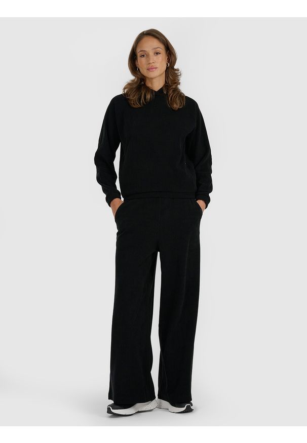 4f - 4F Spodnie oversize z szerokimi nogawkami damskie - czarne S. Kolor: czarny. Materiał: dzianina, dresówka