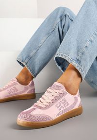 Renee - Różowe Sneakersy Tenisówki Ozdobione Cyrkoniami Amoiona. Okazja: na co dzień. Zapięcie: sznurówki. Kolor: różowy. Materiał: jeans. Wzór: aplikacja. Obcas: na płaskiej podeszwie