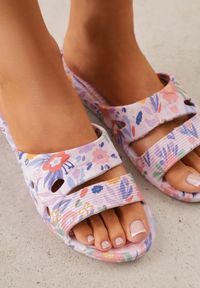 Born2be - Różowe Klapki Basenowe Ozdobione Wzorem w Kwiaty Thoninoe. Okazja: na plażę. Kolor: różowy. Wzór: kwiaty, aplikacja. Sezon: lato. Styl: wakacyjny #2