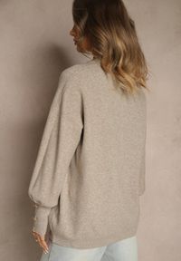 Renee - Beżowy Sweter z Wiskozą i Metalicznymi Guzikami Sidvire. Okazja: na co dzień. Kolor: beżowy. Materiał: wiskoza. Styl: elegancki, casual #4