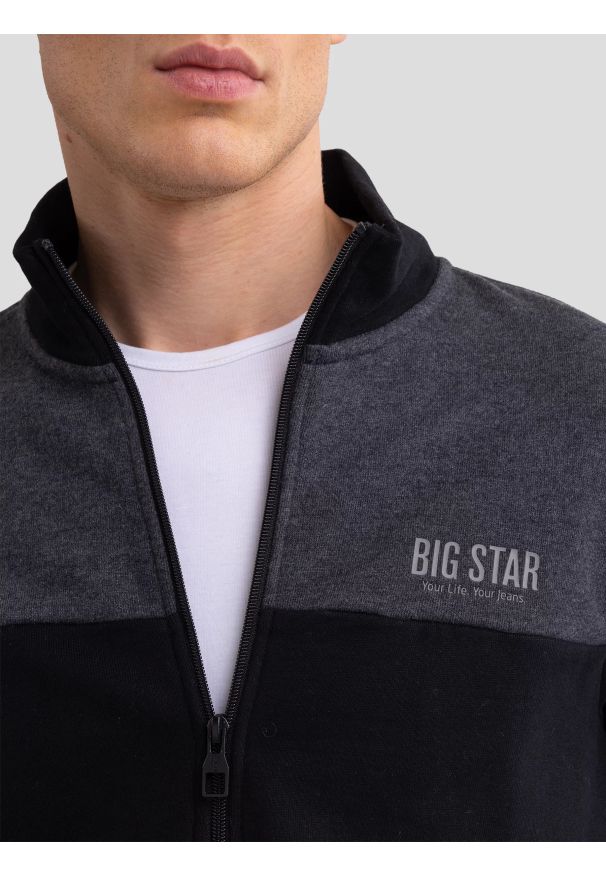 Big-Star - Bluza męska ze stójką czarna Joe 906. Okazja: na uczelnię, do pracy. Typ kołnierza: kołnierzyk stójkowy. Kolor: czarny. Materiał: bawełna, tkanina, jeans. Wzór: nadruk, melanż. Sezon: zima. Styl: klasyczny