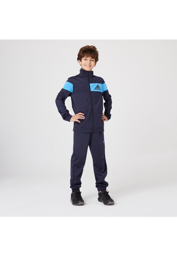 Dres dziecięcy Adidas. Materiał: dresówka. Styl: sportowy