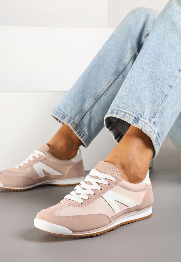 Renee - Jasnoróżowe Sneakersy Klasyczne Tenisówki Zdobione Przeszyciami Bortewi. Zapięcie: sznurówki. Kolor: różowy. Materiał: jeans. Wzór: aplikacja