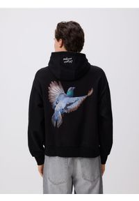 Reserved - Bluza z nadrukiem na plecach - czarny. Kolor: czarny. Materiał: dzianina, bawełna. Wzór: nadruk #1