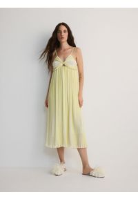 Reserved - Plisowana sukienka midi z wiązaniem - jasnożółty. Kolor: żółty. Materiał: szyfon