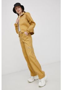 adidas Originals Spodnie bawełniane HE4738 damskie kolor żółty proste high waist. Okazja: na co dzień. Stan: podwyższony. Kolor: żółty. Materiał: bawełna. Styl: casual