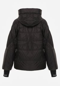 Born2be - Czarna Przejściowa Kurtka Pikowana z Kapturem i Napisami na Rękawach Althone. Okazja: na co dzień. Typ kołnierza: kaptur. Kolor: czarny. Materiał: poliester. Wzór: napisy. Styl: casual #6