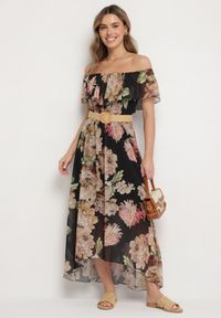 Born2be - Czarna Sukienka Typu Hiszpanka w Kwiaty z Paskiem Sademire. Okazja: na co dzień. Typ kołnierza: dekolt hiszpanka. Kolor: czarny. Wzór: kwiaty. Styl: casual #1
