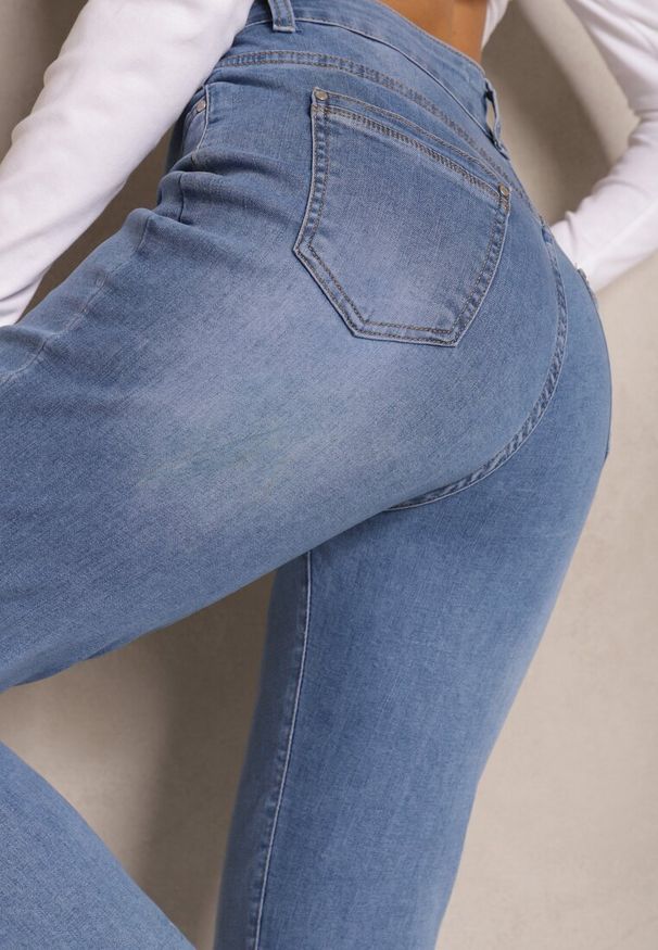 Renee - Niebieskie Jeansy Mom Fit Regular Waist Natises. Okazja: na co dzień. Kolor: niebieski. Styl: klasyczny, elegancki, casual