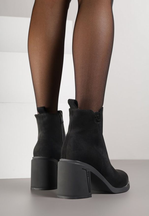 Born2be - Czarne Botki VICES z Imitacji Zamszu do Kostki na Słupku Zdobione Metaliczną Aplikacją Nilerie. Okazja: do pracy, na co dzień, na spotkanie biznesowe. Kolor: czarny. Materiał: zamsz. Wzór: aplikacja. Obcas: na słupku. Styl: biznesowy, casual