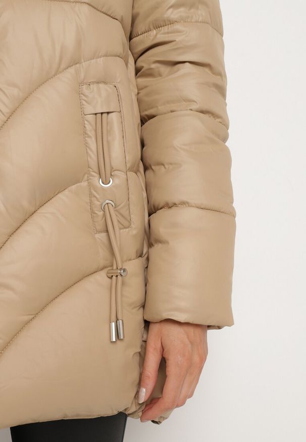 Born2be - Beżowa Pikowana Kurtka o Trapezowym Kroju z Kapturem i Odpinanym Futerkiem Deolaine. Okazja: na co dzień. Typ kołnierza: kaptur. Kolor: beżowy. Materiał: futro. Długość rękawa: długi rękaw. Długość: długie. Styl: casual, elegancki