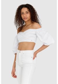 Guess - GUESS Krótka biała bluzka damska z bufiastymi rękawami. Kolor: biały. Materiał: bawełna. Długość: krótkie