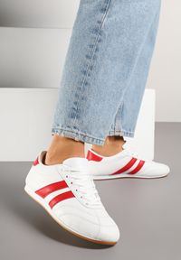 Renee - Biało-Czerwone Sneakersy Typu Tenisówki z Paseczkami Liantina. Okazja: na co dzień. Zapięcie: sznurówki. Kolor: biały. Materiał: jeans. Obcas: na obcasie. Wysokość obcasa: niski