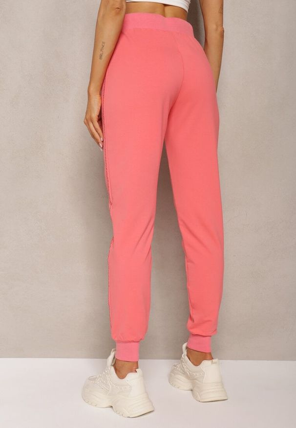 Renee - Różowe Dresowe Spodnie High Waist z Błyszczącym Sznurkiem w Pasie Darciasa. Okazja: na co dzień. Stan: podwyższony. Kolor: różowy. Materiał: dresówka. Styl: casual