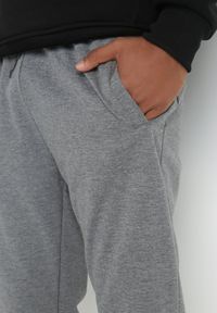 Born2be - Ciemnoszare Spodnie Dresowe Joggery Analía. Kolor: szary. Materiał: dresówka. Styl: sportowy #3