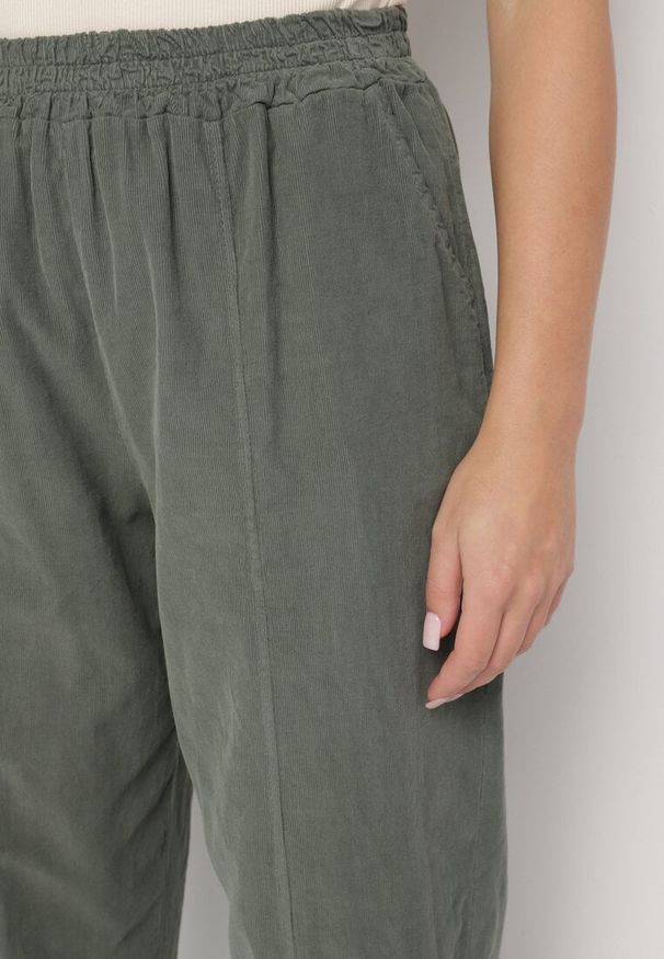 Born2be - Ciemnozielone Klasyczne Spodnie z Bawełny z Wysokim Stanem Isesi. Okazja: na co dzień. Stan: podwyższony. Kolor: zielony. Materiał: bawełna. Styl: klasyczny