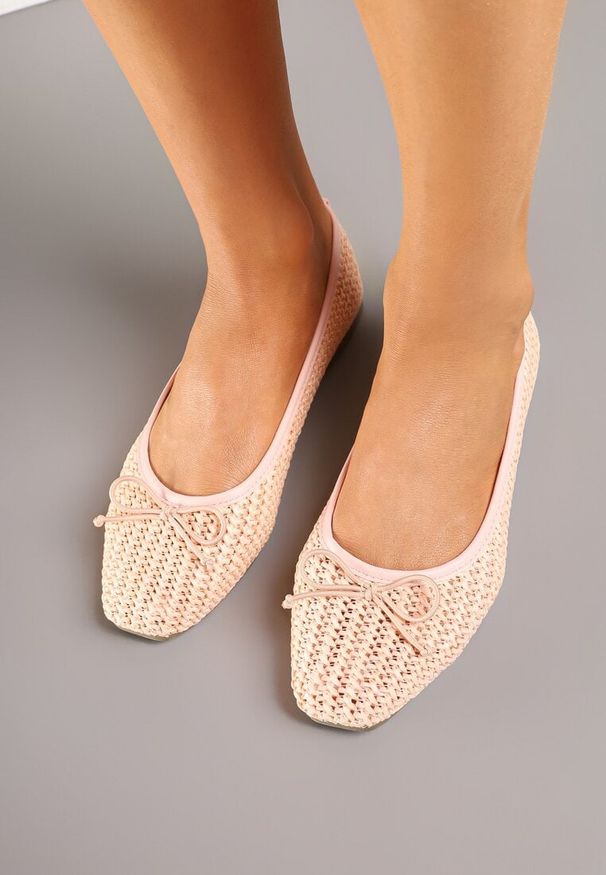Renee - Jasnoróżowe Plecione Balerinki z Ozdobną Kokardką Koriappe. Okazja: na co dzień. Zapięcie: pasek. Kolor: różowy. Styl: elegancki, casual