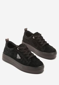 Renee - Czarne Sneakersy na Platformie z Zamszu Naturalnego Ozdobione Aplikacją Beliale. Okazja: na co dzień. Kolor: czarny. Materiał: zamsz. Wzór: aplikacja. Obcas: na platformie #6