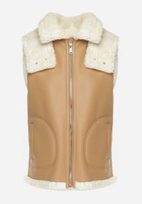Born2be - Jasnobrązowa Kamizelka Bezrękawnik z Ekoskóry Ozdobiony Kożuszkiem Lilkana. Typ kołnierza: kaptur. Kolor: brązowy. Materiał: futro. Długość rękawa: bez rękawów. Wzór: aplikacja #2