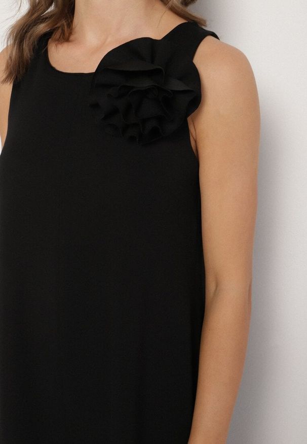 Born2be - Czarny Kombinezon z Wiskozą i Broszką Kwiatu 3D Odellira. Okazja: na co dzień. Kolor: czarny. Materiał: wiskoza. Wzór: kwiaty. Styl: casual, elegancki