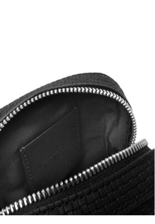 Calvin Klein Saszetka Embossed Woven Slim Reporter LV04D3221G Czarny. Kolor: czarny. Materiał: skóra