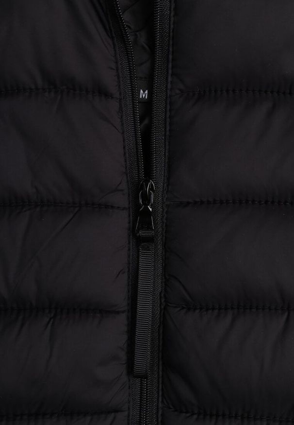 Renee - Czarna Przejściowa Kamizelka z Pikowaniem i Kapturem Neatwenna. Okazja: na co dzień. Typ kołnierza: kaptur. Kolor: czarny. Materiał: jeans. Styl: casual, elegancki, sportowy