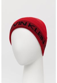 Calvin Klein Performance - Czapka. Kolor: czerwony. Materiał: dzianina