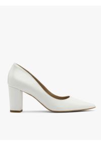 Ryłko - Białe czółenka na słupku. Kolor: biały. Materiał: skóra. Obcas: na słupku. Styl: street. Wysokość obcasa: średni #1