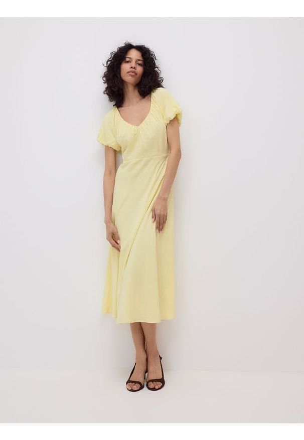 Reserved - Sukienka z wiskozą - jasnożółty. Kolor: żółty. Materiał: wiskoza. Wzór: gładki