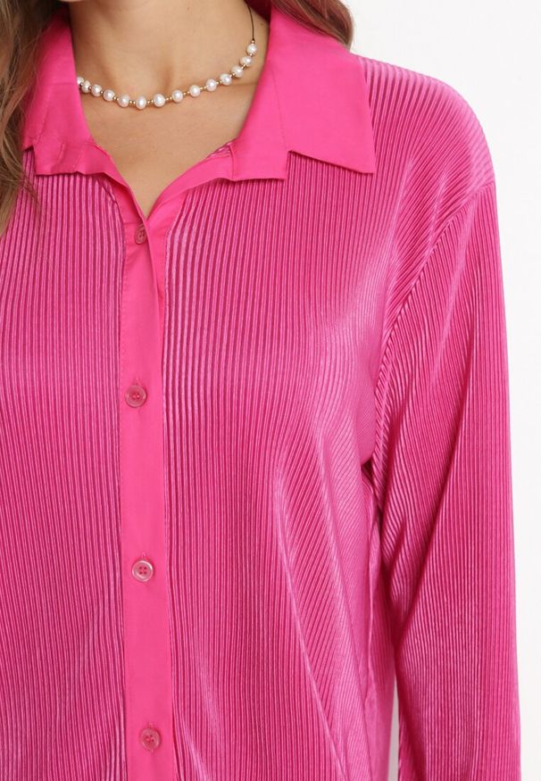 Born2be - Fuksjowa Plisowana Sukienka Mini o Koszulowym Kroju Unvelc. Okazja: na co dzień, na spotkanie biznesowe, do pracy. Typ kołnierza: kołnierzyk klasyczny. Kolor: różowy. Materiał: jeans, materiał. Długość rękawa: długi rękaw. Typ sukienki: koszulowe. Styl: casual, biznesowy, elegancki, klasyczny. Długość: mini