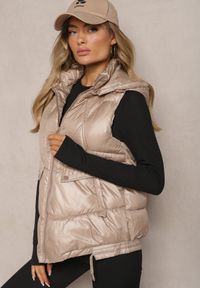 Renee - Beżowa Pikowana Kamizelka z Troczkami i Odpinanym Kapturem Arrelarra. Okazja: na co dzień, na spacer. Kolor: beżowy. Materiał: jeans. Styl: klasyczny, sportowy, casual, elegancki #5