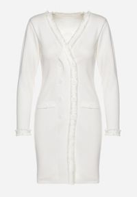 Born2be - Biała Sukienka Sweterkowa Dwurzędowa z Guzikami i Ozdobnymi Frędzlami Vluona. Kolor: biały. Materiał: materiał #5