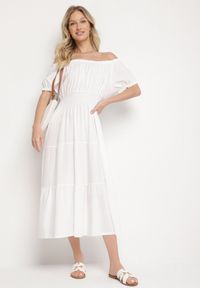 Born2be - Biała Sukienka o Rozkloszowanym Kroju z Dekoltem Typu Łódka Miranea. Okazja: na co dzień. Kolor: biały. Materiał: jeans. Typ sukienki: proste, rozkloszowane. Styl: casual, klasyczny #4