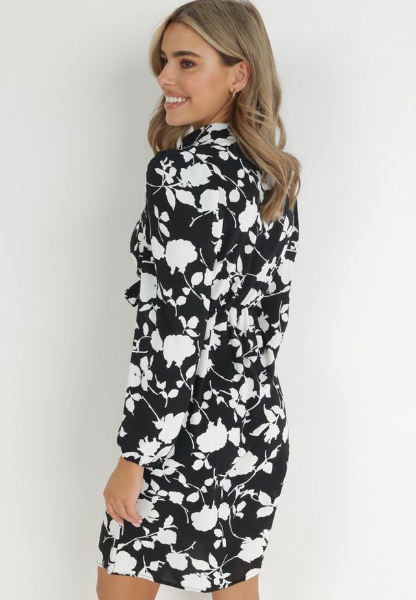 Born2be - Czarna Sukienka Koszulowa z Wiązaniem Aieho. Kolor: czarny. Długość rękawa: długi rękaw. Typ sukienki: koszulowe. Długość: mini