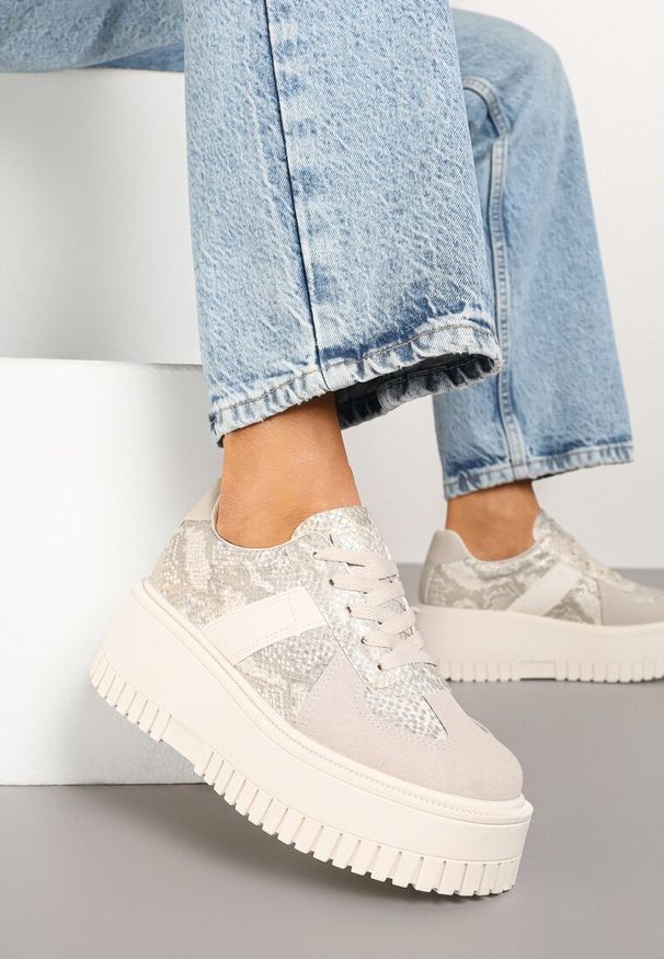 Born2be - Beżowe Sneakersy w Stylu Tenisówek na Platformie z Tłoczeniami Ozdobione Wężowym Printem Firreis. Okazja: na co dzień. Kolor: beżowy. Materiał: jeans. Wzór: nadruk, aplikacja. Obcas: na platformie